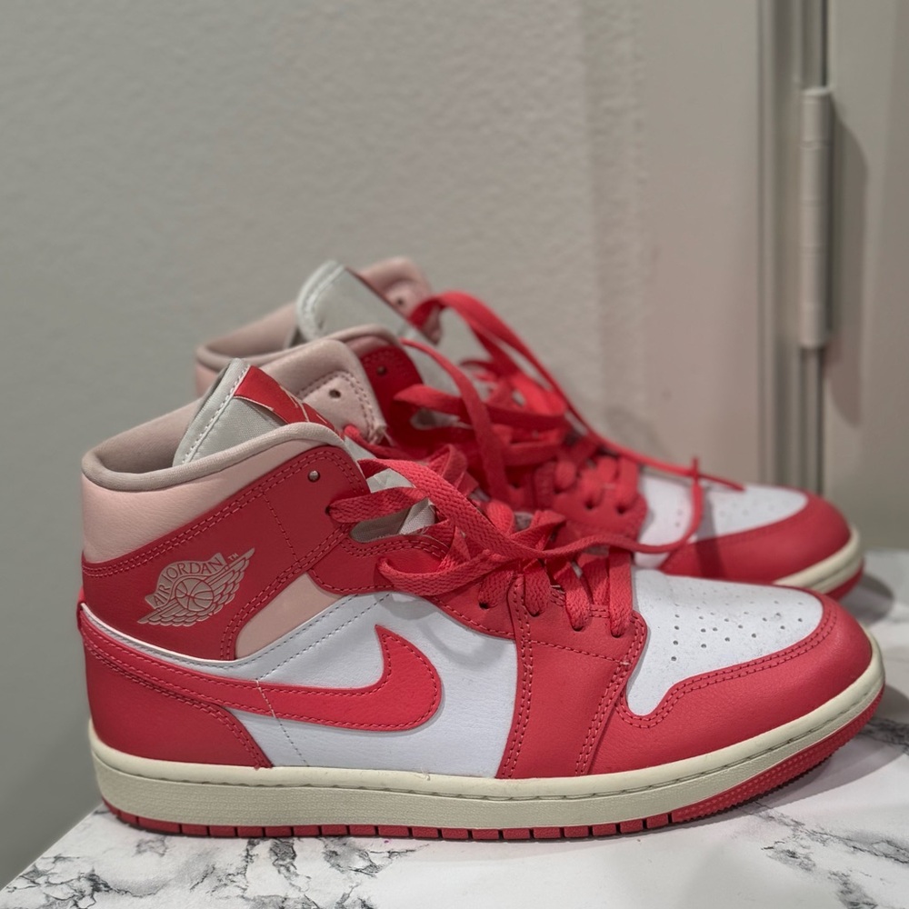 NIKE Air Jordan 1 Mid Women’s Size 9, Coral/Pink